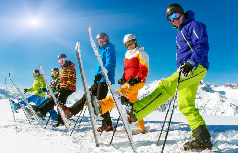 Gruppe Skifahrer mit Ski hoch